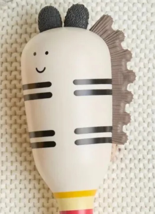 Detail integrovaného hryzátka na hrkálke Miniland Zebra